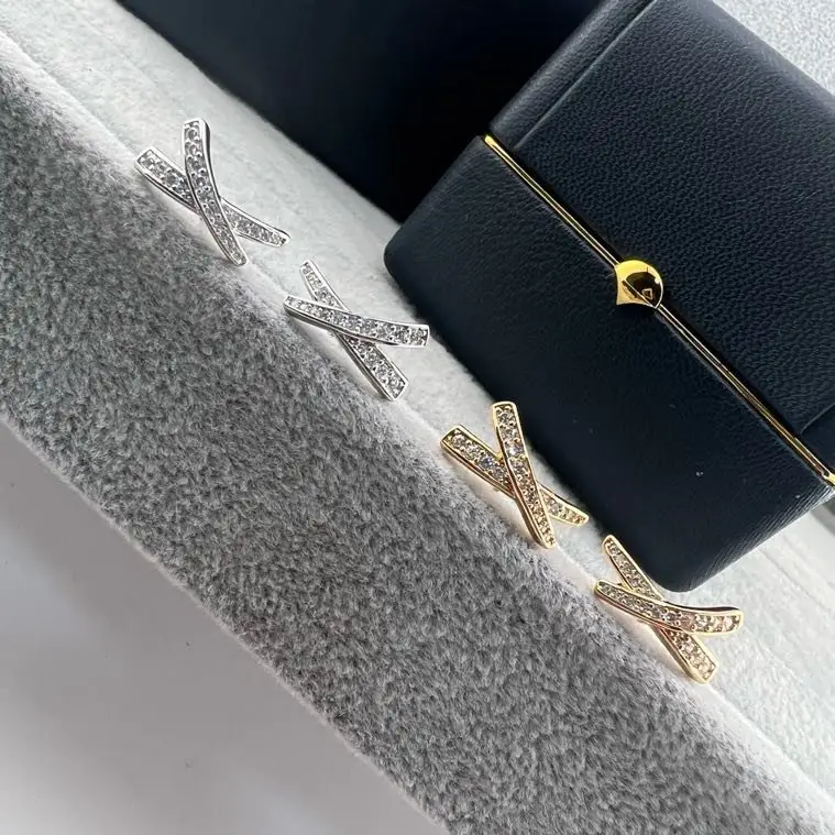 GRAFF Cерьги-пусеты Graff of collection Kiss of 18К gold from diamonds — Photo 2