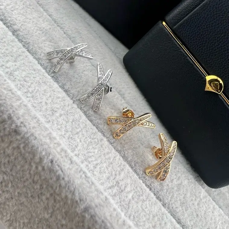 GRAFF Cерьги-пусеты Graff of collection Kiss of 18К gold from diamonds — Photo 3