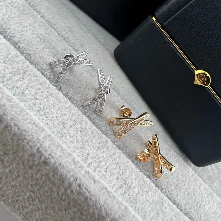 GRAFF Cерьги-пусеты Graff of collection Kiss of 18К gold from diamonds — Photo 4