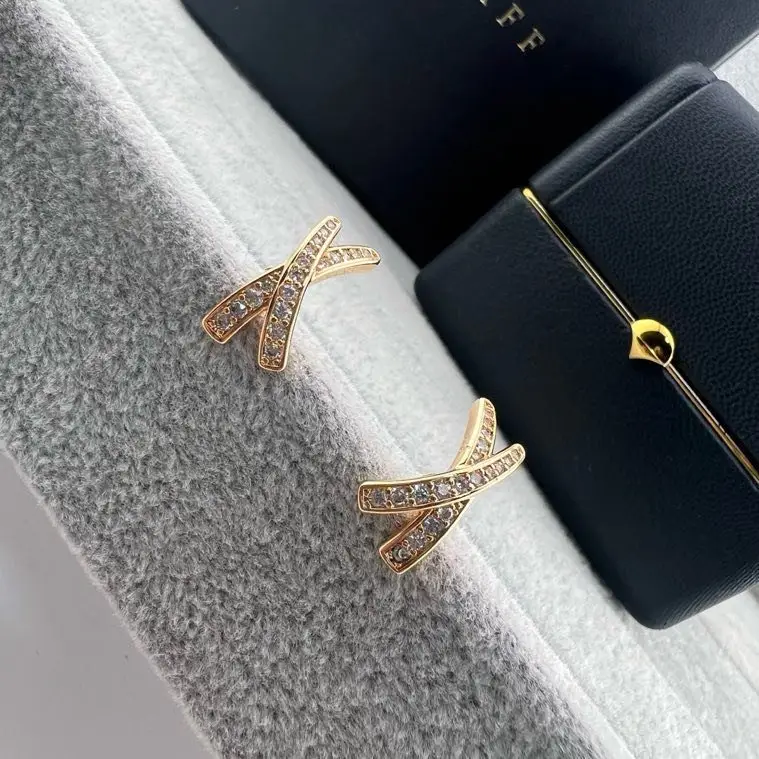 GRAFF Cерьги-пусеты Graff of collection Kiss of 18К gold from diamonds — Photo 5