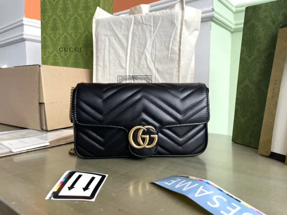 Gucci — Сумка через плече GG Marmont 21 см