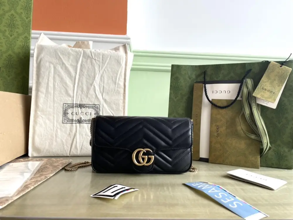 Gucci — Сумка через плече GG Marmont 21 см