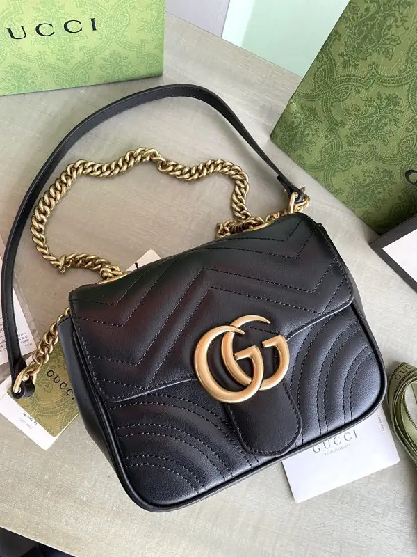 Gucci A bag across shoulder GG Marmont — Photo 5