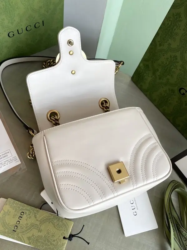 Gucci A bag across shoulder GG Marmont — Photo 5