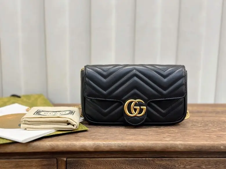 Gucci — Сумка GG Marmont Mini 21 см