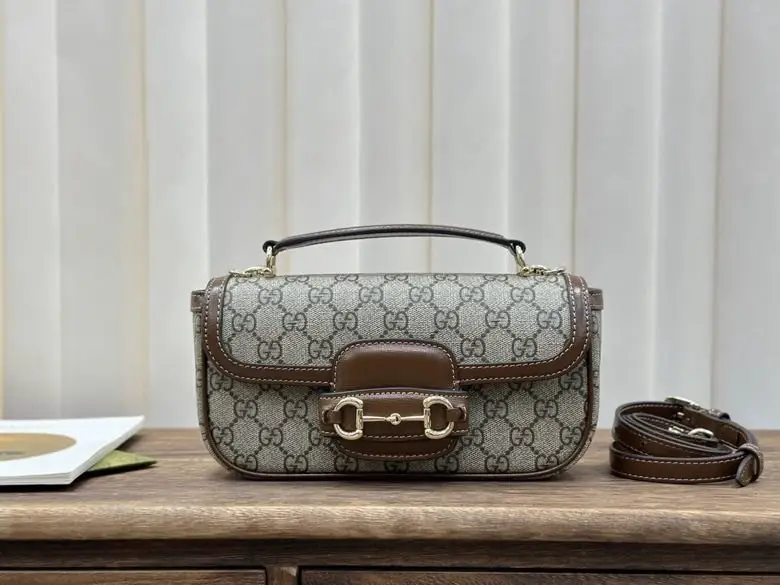 Gucci — Сумка-седло Saddle 22 см