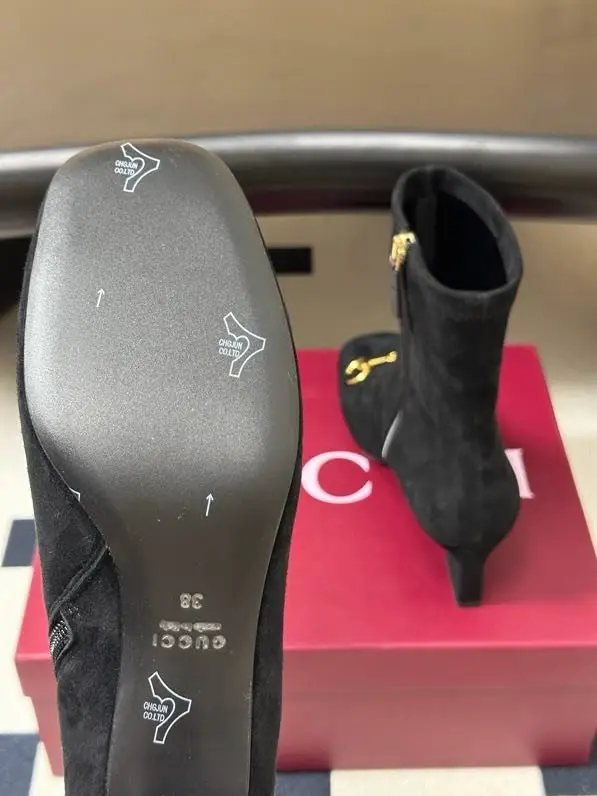 Gucci Classic Ankle boots Gucci on high heel from buckle — Photo 5