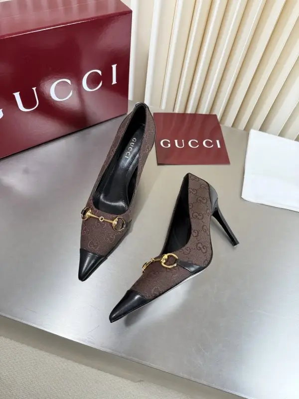Gucci — Класичні туфлі Gucci з гострим носком і металевої пряжкою
