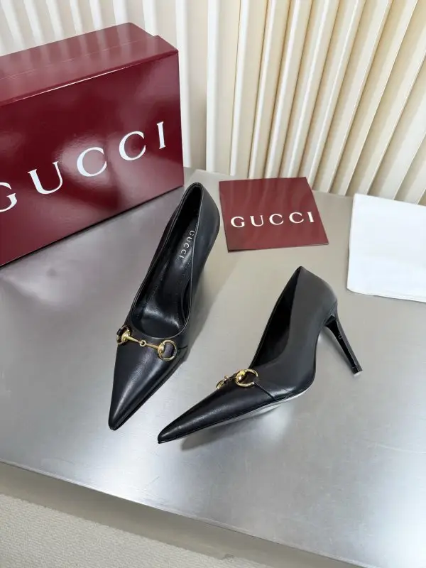 Gucci — Класичні туфлі Gucci з гострим носком і металевої пряжкою