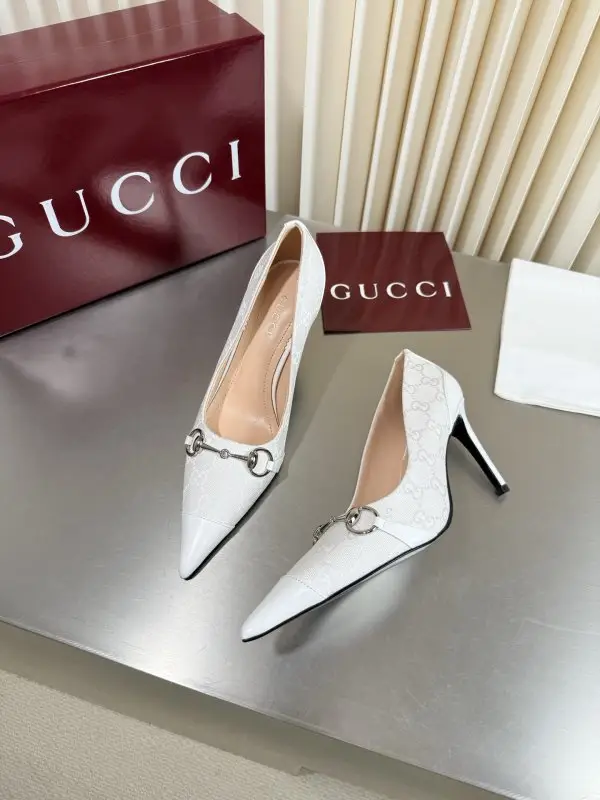 Gucci Classic shoes Gucci from sharp the toe and a metal buckle — Photo 1