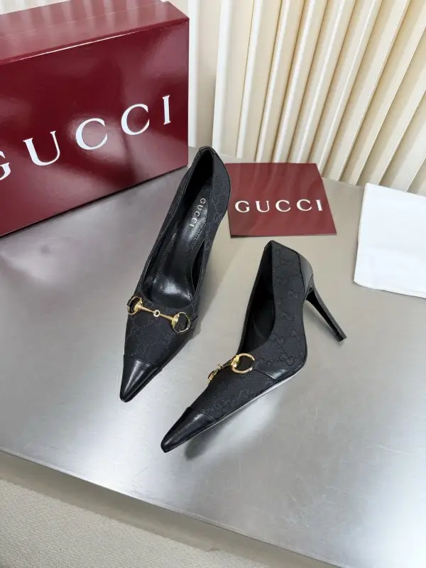 Gucci — Класичні туфлі Gucci з гострим носком і металевої пряжкою