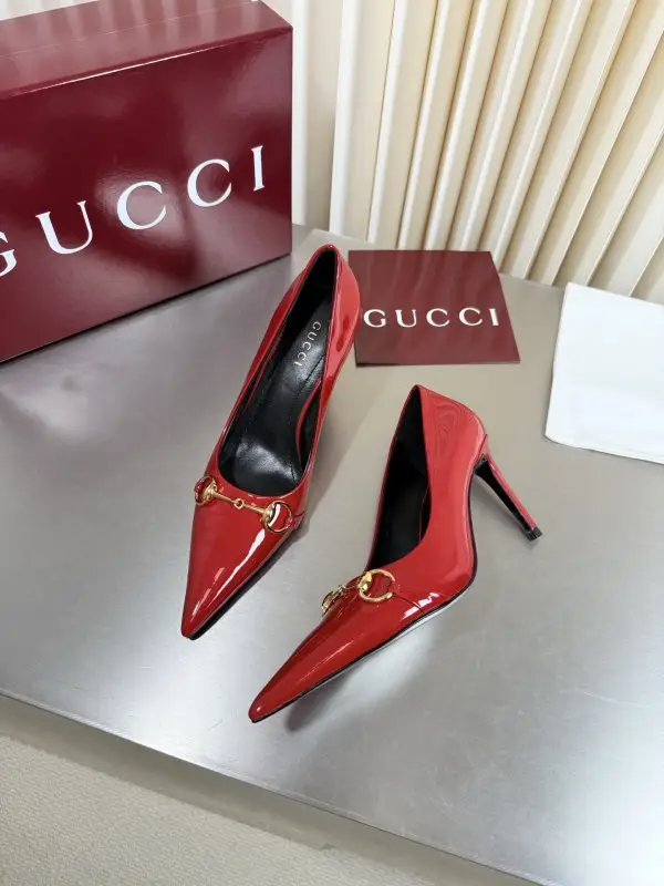 Gucci — Класичні туфлі Gucci з гострим носком і металевої пряжкою