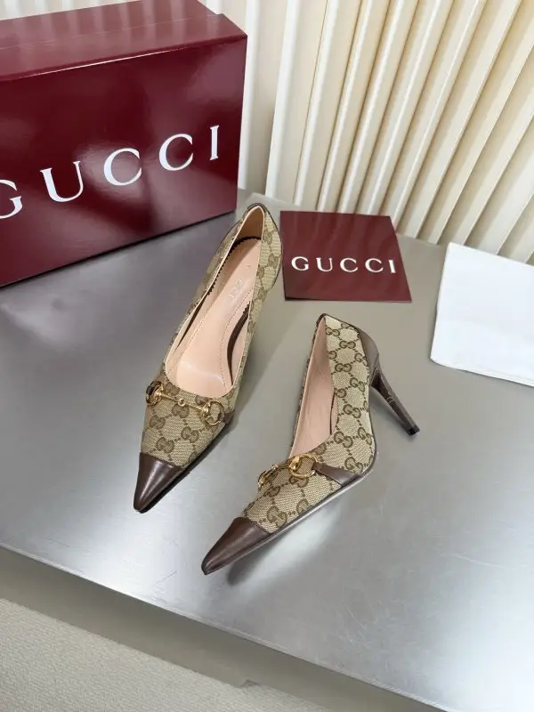 Gucci Classic shoes Gucci from sharp the toe and a metal buckle — Photo 1
