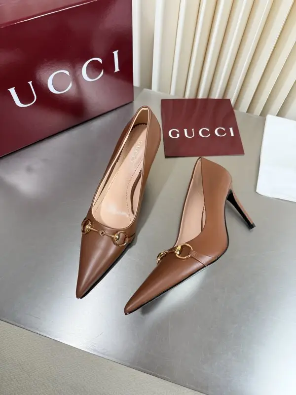 Gucci — Класичні туфлі Gucci з гострим носком і металевої пряжкою