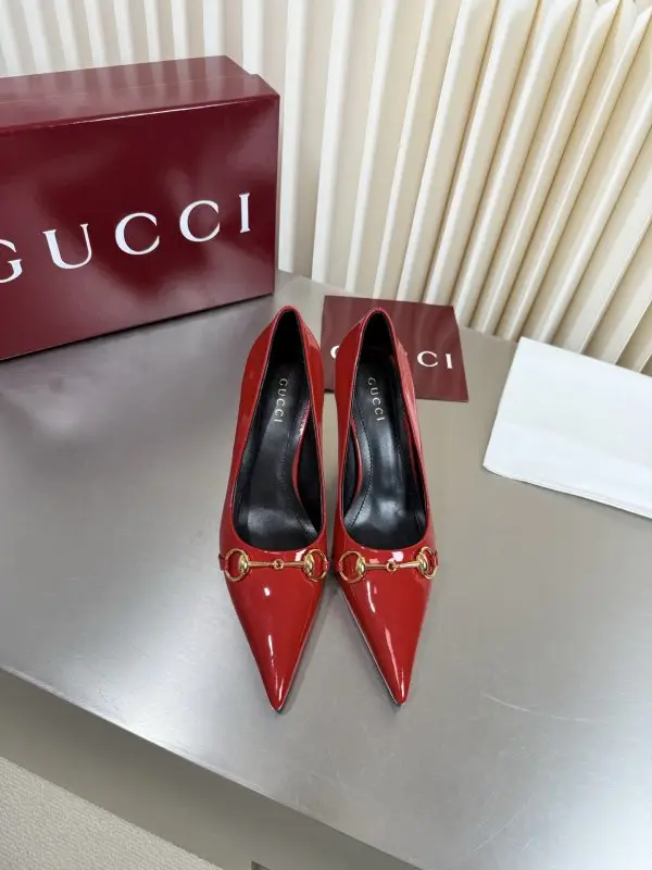 Gucci Классические туфли Gucci с острым носком и металлической пряжкой — Фото 2
