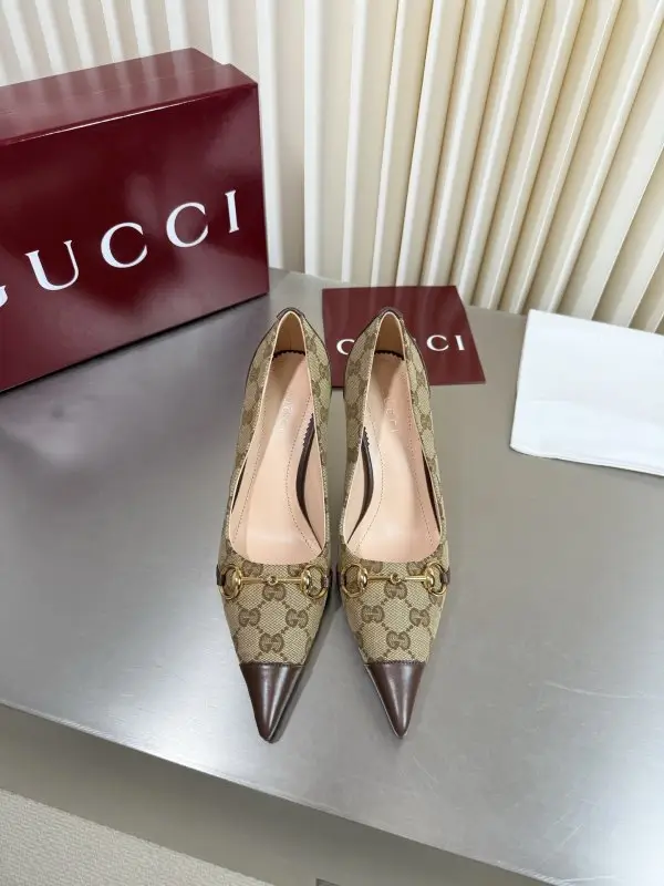 Gucci Classic shoes Gucci from sharp the toe and a metal buckle — Photo 2