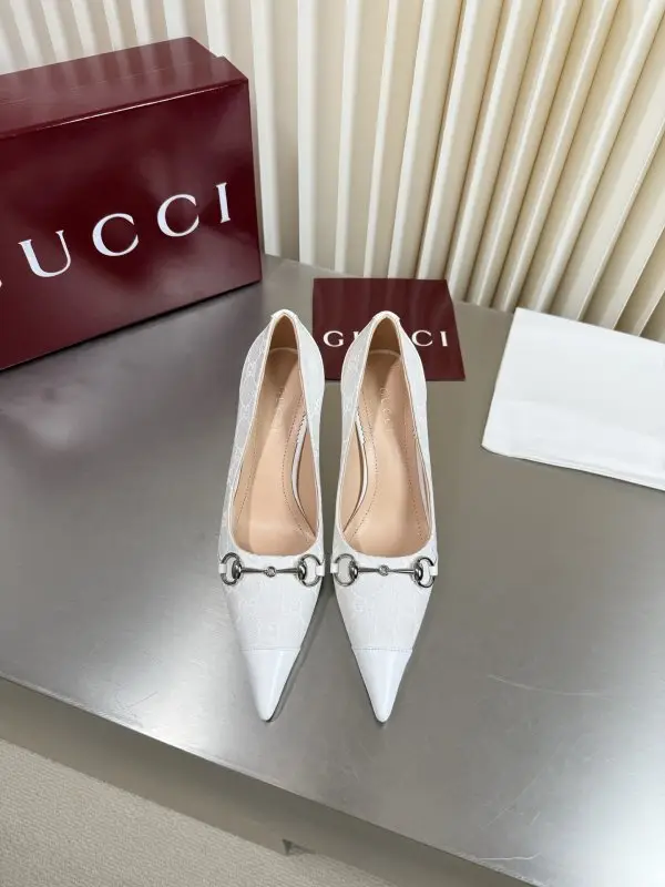 Gucci Classic shoes Gucci from sharp the toe and a metal buckle — Photo 2