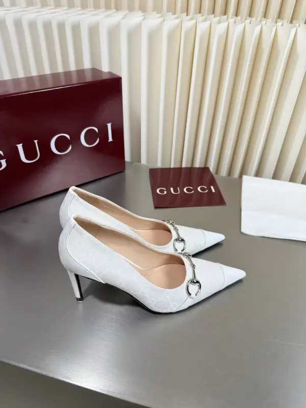 Gucci Classic shoes Gucci from sharp the toe and a metal buckle — Photo 3