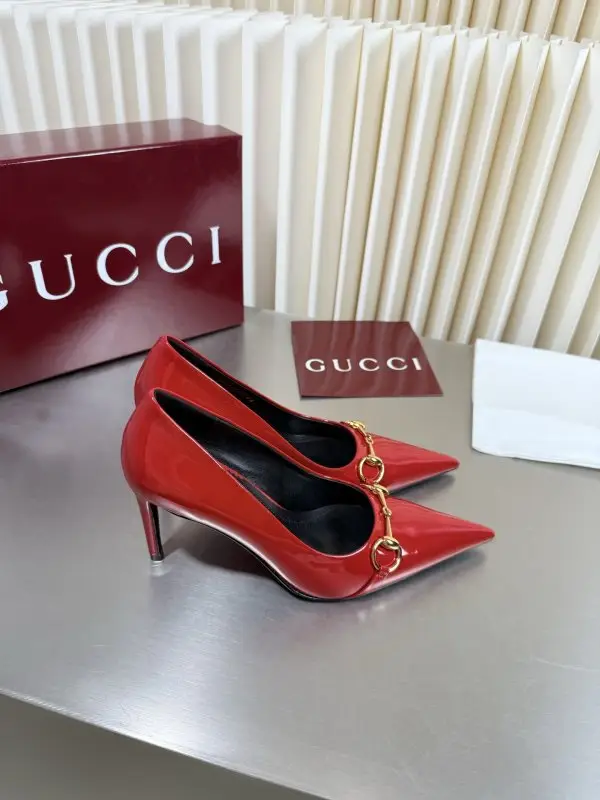 Gucci Классические туфли Gucci с острым носком и металлической пряжкой — Фото 3