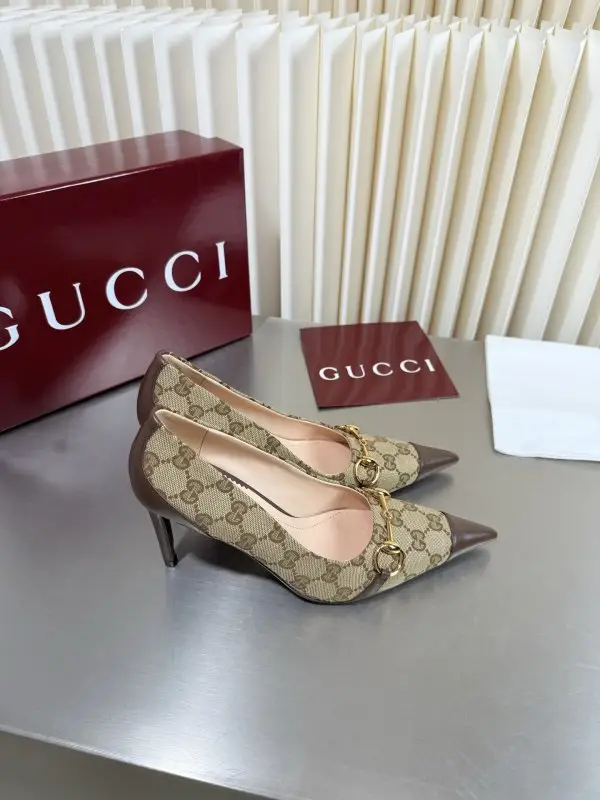 Gucci Classic shoes Gucci from sharp the toe and a metal buckle — Photo 3