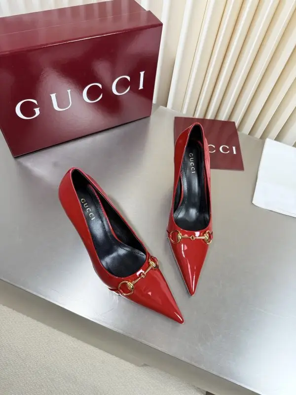 Gucci Классические туфли Gucci с острым носком и металлической пряжкой — Фото 4