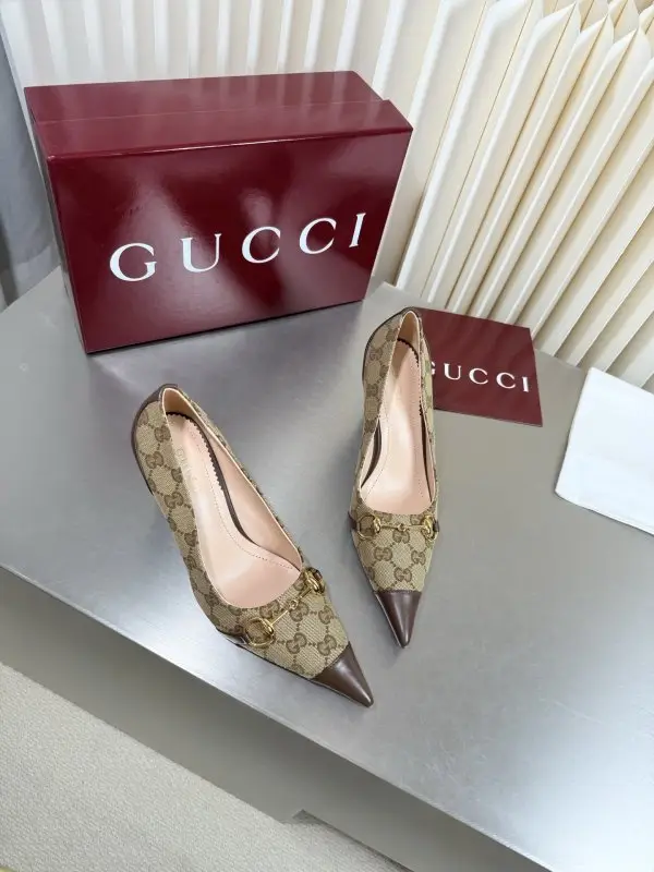 Gucci Classic shoes Gucci from sharp the toe and a metal buckle — Photo 4