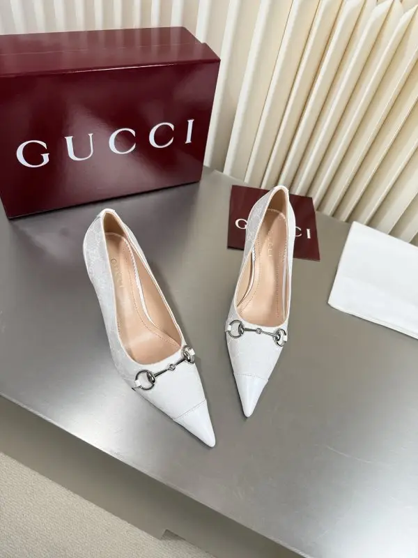 Gucci Classic shoes Gucci from sharp the toe and a metal buckle — Photo 4