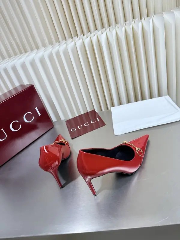 Gucci Классические туфли Gucci с острым носком и металлической пряжкой — Фото 5