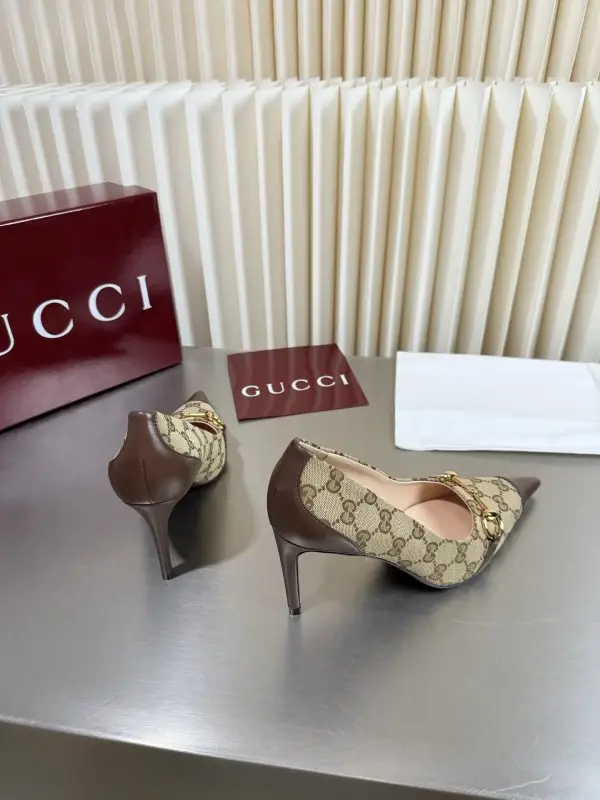Gucci Classic shoes Gucci from sharp the toe and a metal buckle — Photo 5