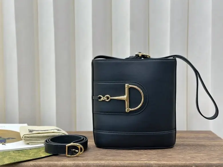 Gucci — Кожаная сумка ведро 18 см