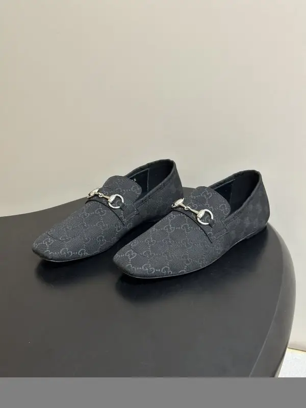Gucci — Лоферы женские с пряжкой Horsebit