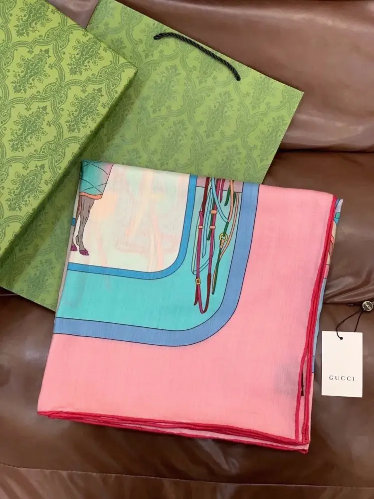 Gucci — Scarf of cashmere