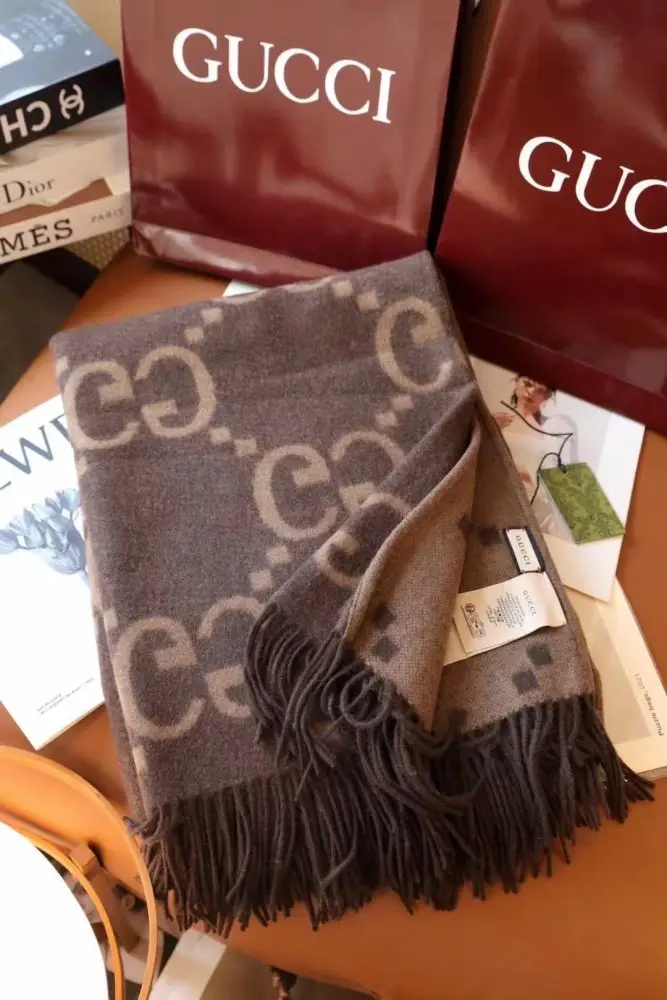Gucci — Scarf of cashmere