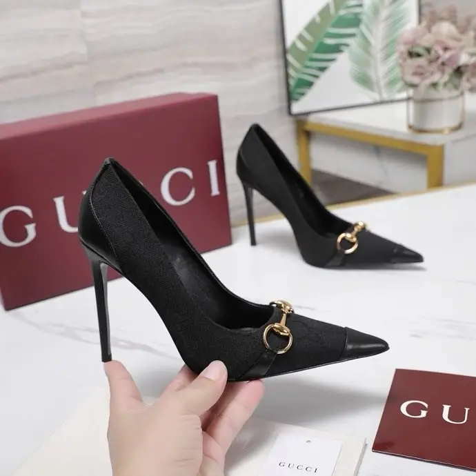 Gucci Shoes boats Bombshell on high heel — Photo 3