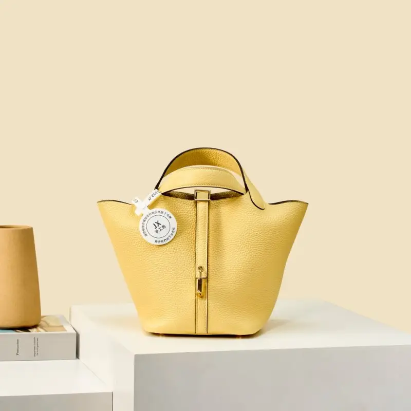 Hermes — Сумка-відро Picotin Lock 18 з шкіри Clemence