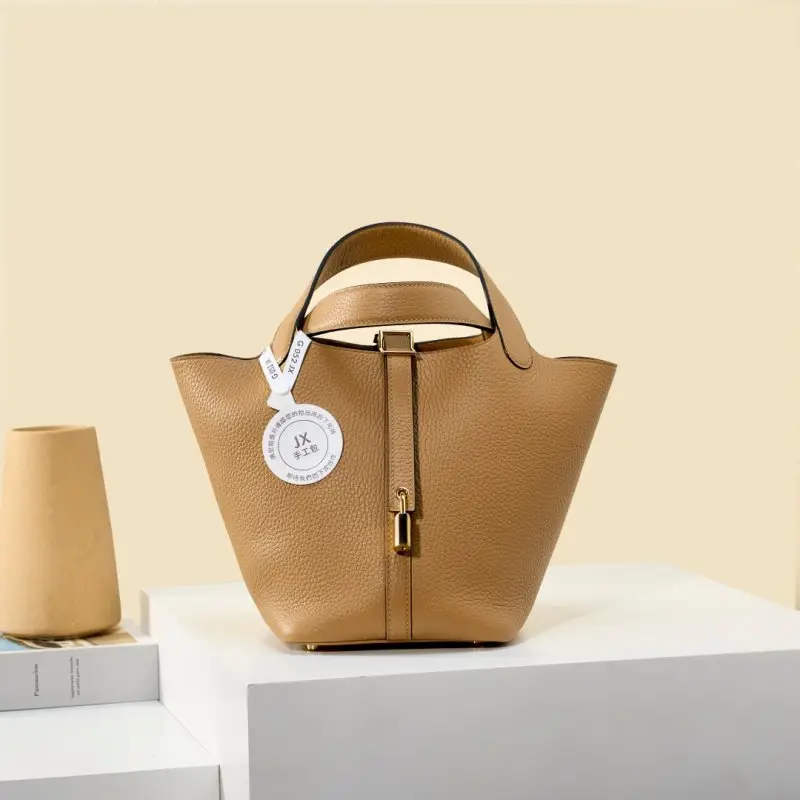 Hermes — A bag-bucket Picotin Lock 18 of skin Clemence