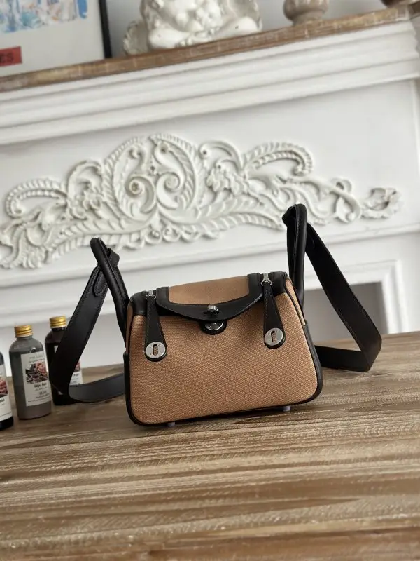 Hermes Сумка Lindy 19 см в коже Swift — Фото 1