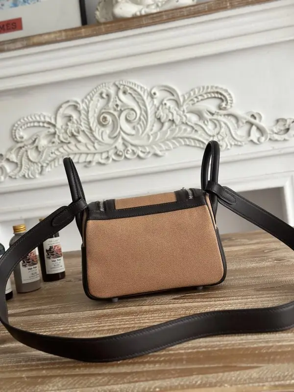 Hermes Сумка Lindy 19 см в коже Swift — Фото 3