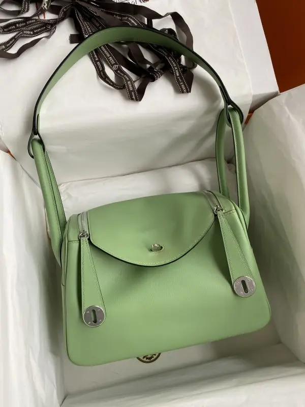 Hermes — A bag Lindy 26 cm of skin Swift