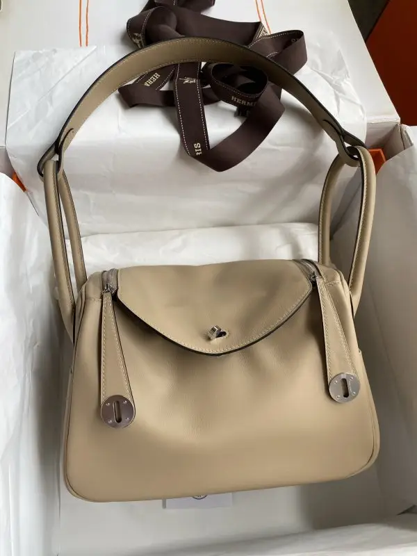 Hermes — Сумка Lindy 26 см з шкіри Swift