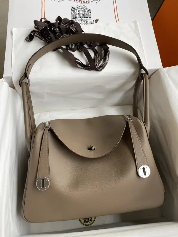 Hermes — A bag Lindy 30 cm of skin Swift