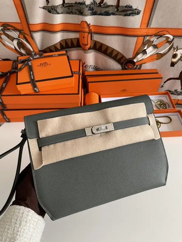 Hermes — Сумка чоловіча Kelly Depeches 25 см в шкірі Epsom