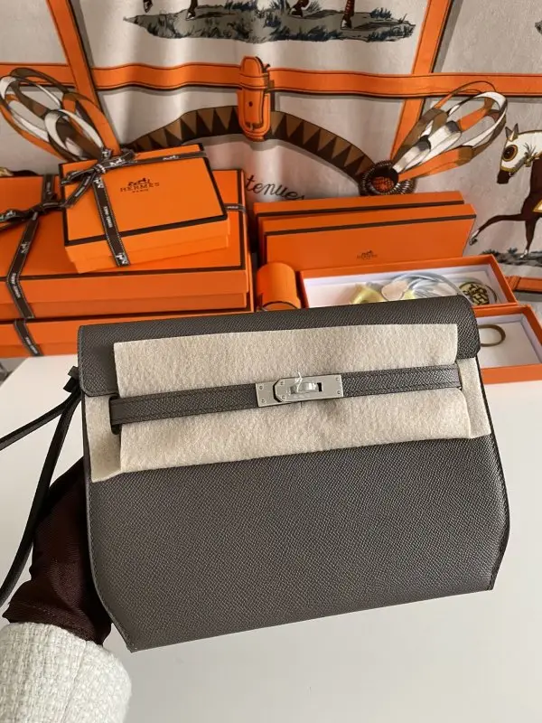 Hermes — Сумка чоловіча Kelly Depeches 25 см в шкірі Epsom