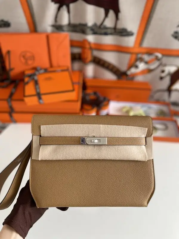 Hermes — Сумка чоловіча Kelly Depeches 25 см в шкірі Togo