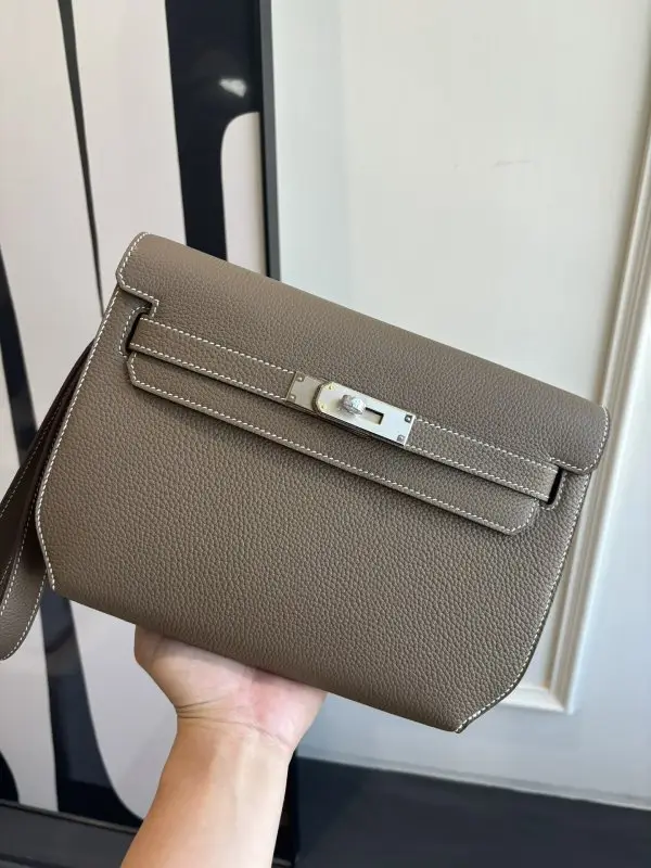 Hermes — Сумка чоловіча Kelly Depeches 25 см в шкірі Togo