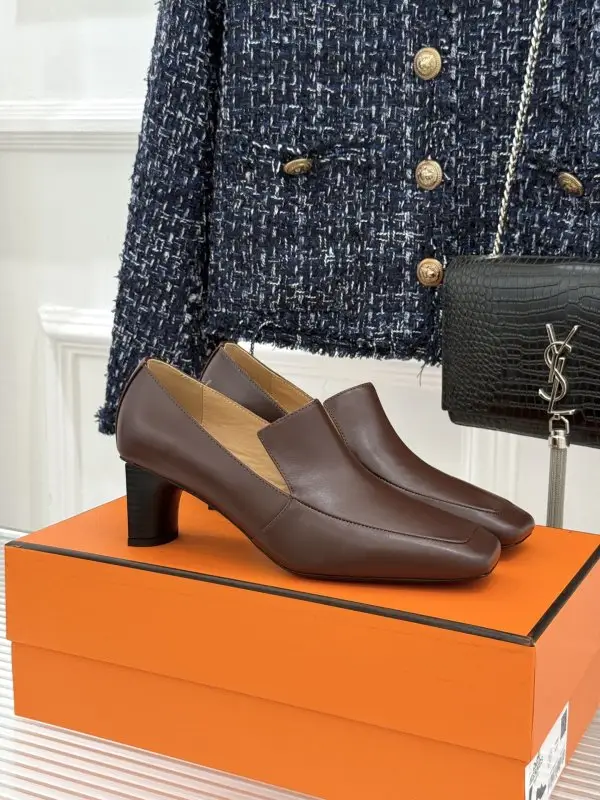 Hermes — Шкіряні туфлі на масивному підборах з квадратним носком