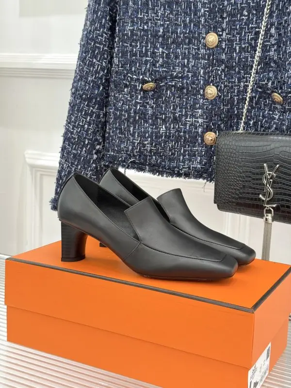 Hermes — Шкіряні туфлі на масивному підборах з квадратним носком