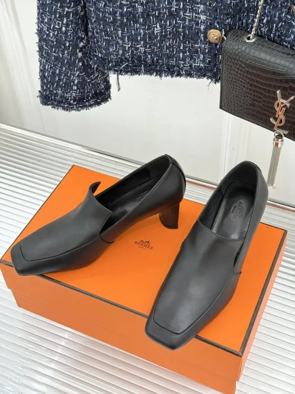 Hermes Leather shoes on massive heel from square the toe — Photo 2