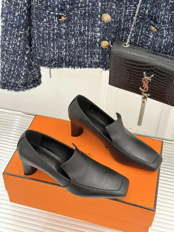 Hermes Leather shoes on massive heel from square the toe — Photo 3