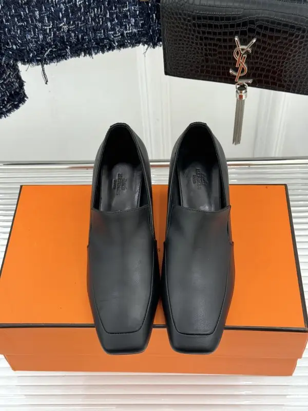 Hermes Leather shoes on massive heel from square the toe — Photo 4